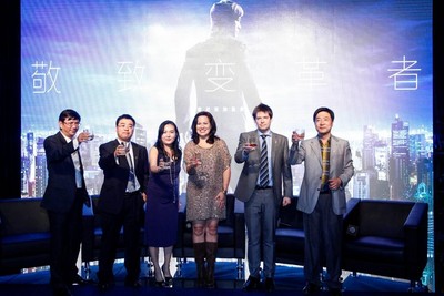 酩悅軒尼詩(shī)帝亞吉?dú)W市場(chǎng)董事 MarkEdwards、尊尼獲加品牌總監(jiān)符秀婷女士、李小龍之女Shannon Lee（李香凝）、資深媒體人陳朝華、經(jīng)濟(jì)學(xué)家郭士英以及戰(zhàn)略學(xué)教授滕斌圣合影