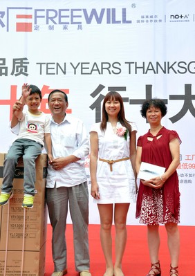 福萊威爾總裁為一、二等獎獲獎?wù)哳C發(fā)獎品