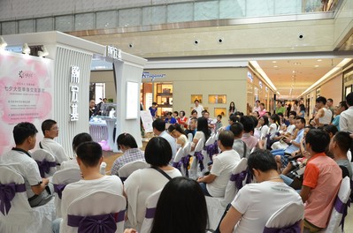 七夕，數(shù)百名單身男女齊聚“克拉女人”現(xiàn)場，讓珍愛相擁