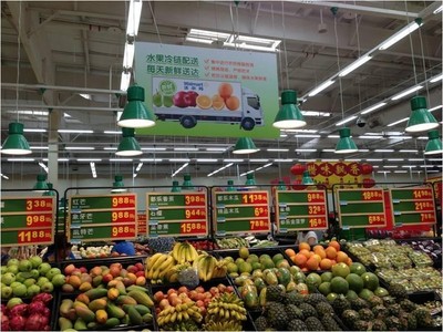 各種優(yōu)質(zhì)水果通過沃爾瑪生鮮配送中心每天新鮮送達(dá)門店。