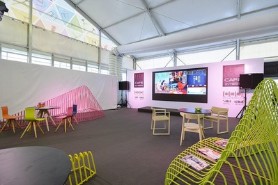 “山”作為屏風(fēng)的同時(shí)也是咖啡店的公共座椅，融合設(shè)計(jì)性和實(shí)用性