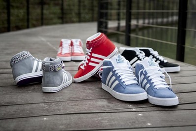 adidas Neo label 秋冬品牌大片中經(jīng)典絨面革為設(shè)計主軸的藍,紅BB NEO高幫鞋，呈現(xiàn)亮眼的運動休閑風(fēng)格