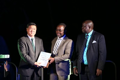 王文彪從聯(lián)合國防治荒漠化公約組織執(zhí)行秘書長呂克&middot;尼亞卡賈手中接過獎牌