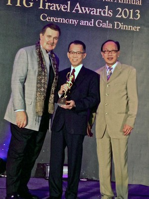 新加坡文華大酒店經(jīng)理 Danny Wong 先生接受「新加坡最佳城市旅館 (Best City Hotel - Singapore)」獎(jiǎng)。