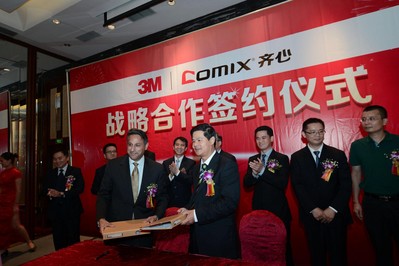  左：3M全球商業(yè)文儀產(chǎn)品業(yè)務(wù)部高級(jí)副總裁Jesse G.Singh、右：齊心文具股份有限公司董事長(zhǎng)陳欽鵬出席簽約儀式