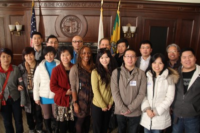 本年二月，Tradegood組織中國供應(yīng)商赴美考察，深入調(diào)研美國市場。圖為考察團(tuán)在洛杉磯市長辦公室合影。11月，Tradegood海外考察團(tuán)再度出擊，考察英國市場，獲取品牌策略最新資訊。