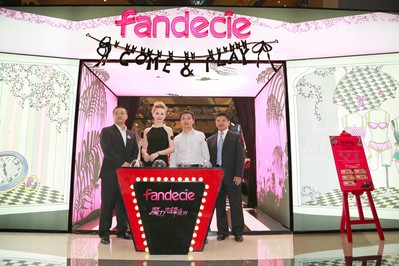 瑞麗當(dāng)家名模 AYUKI與京基百納商業(yè)有限公司深圳KKMAL店總經(jīng)理張志斐，安莉芳深圳事業(yè)部總監(jiān)戴峻松，安莉芳深圳辦事處經(jīng)理周帥、共同為芬狄詩POP UP STORE藝術(shù)概念店開幕