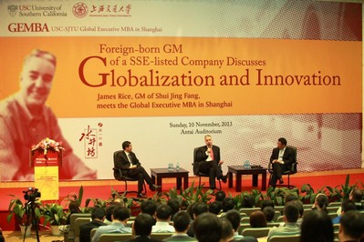 從左至右：上海交通大學(xué)-美國南加州大學(xué)全球EMBA項目學(xué)術(shù)主任陳百助教授，水井坊董事、總經(jīng)理Jim Rice（大米），上海交通大學(xué)安泰經(jīng)濟(jì)與管理學(xué)院副院長呂巍教授。