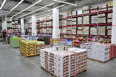 山姆深圳福田店大量使用大卡板陳列商品。