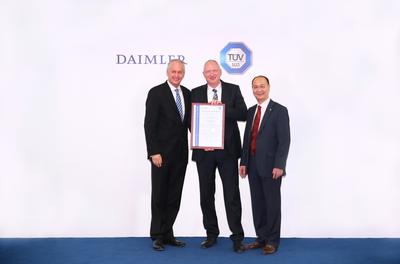 在負(fù)責(zé)戴姆勒大中華區(qū)業(yè)務(wù)的董事會(huì)成員唐仕凱先生(左)的見證下，TUV 南德意志大中華集團(tuán)高級(jí)副總裁朱文才先生(右)為戴姆勒卡客車（中國(guó)）有限公司總裁兼首席執(zhí)行官羅伯特先生(中)頒發(fā)證書