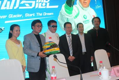 從左依次：搜狐網(wǎng)新聞副總編周蓉、中央電視臺(tái)著名主持人韓喬生、飛越車手謝雨均、活動(dòng)主辦方 -- 江蘇龍?bào)词偨?jīng)理石俊峰、活動(dòng)協(xié)辦方 -- 黑龍江省黑河市旅游局常務(wù)副局長張寶紅、活動(dòng)支持方 -- 江蘇大唐靈獅廣告有限公司總經(jīng)理吳綱