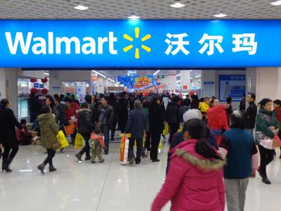 云南昭通沃爾瑪開業(yè)首日迎來眾多購物熱情高漲的消費者，商場內外人頭涌涌。