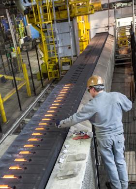 對(duì)成型過程進(jìn)行綜合監(jiān)控和記錄確保熔料在鑄模中的流速更為穩(wěn)定，填充更為徹底。