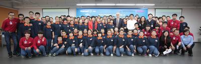 中國青少年發(fā)展基金會秘書長涂猛先生，百年職校發(fā)起人和理事長姚莉女士，沃爾瑪中國公司事務(wù)高級副總裁博睿等嘉賓在“沃爾瑪零售人才職業(yè)培訓(xùn)課程” 開課典禮上與師生代表一起合影。