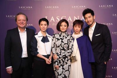 LASCANA大中華區(qū)執(zhí)行長、OTTO集團(tuán)董事會(huì)成員兼Hermes Europe全球CEO Hanjo Schneider先生、LASCANA大中華區(qū)執(zhí)行長Sonja Chen小姐攜手袁詠儀，安以軒和高以翔