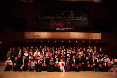 所有獲獎(jiǎng)選手與評(píng)委合影留念