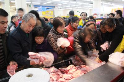 沃爾瑪深圳巒山谷新店開(kāi)業(yè)，附近小區(qū)的市民紛紛前來(lái)選購(gòu)品質(zhì)好、價(jià)格實(shí)惠的鮮食