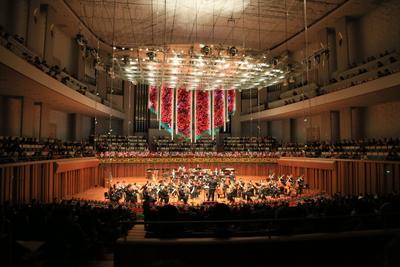 12月28日，“2014隆慶祥瑞新年音樂(lè)會(huì)”奏響國(guó)家大劇院