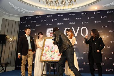 IAN與羅萊家紡副總裁揭幕LOVO2014年春夏新款手繪稿，并在畫稿上留下親筆簽名