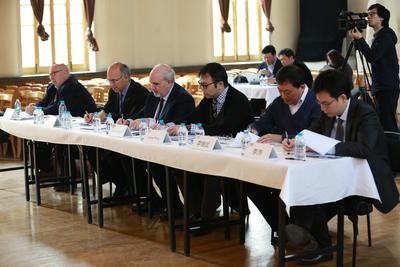 此次面試考官（從左至右）：紐約愛樂樂團(tuán)圓號(hào)首席菲利普.梅耶斯、長號(hào)首席約瑟夫.阿萊西、樂隊(duì)首席格蘭.迪克特羅、雙簧管首席王亮，以及上音弦樂系主任李繼武、上交首席李沛 。